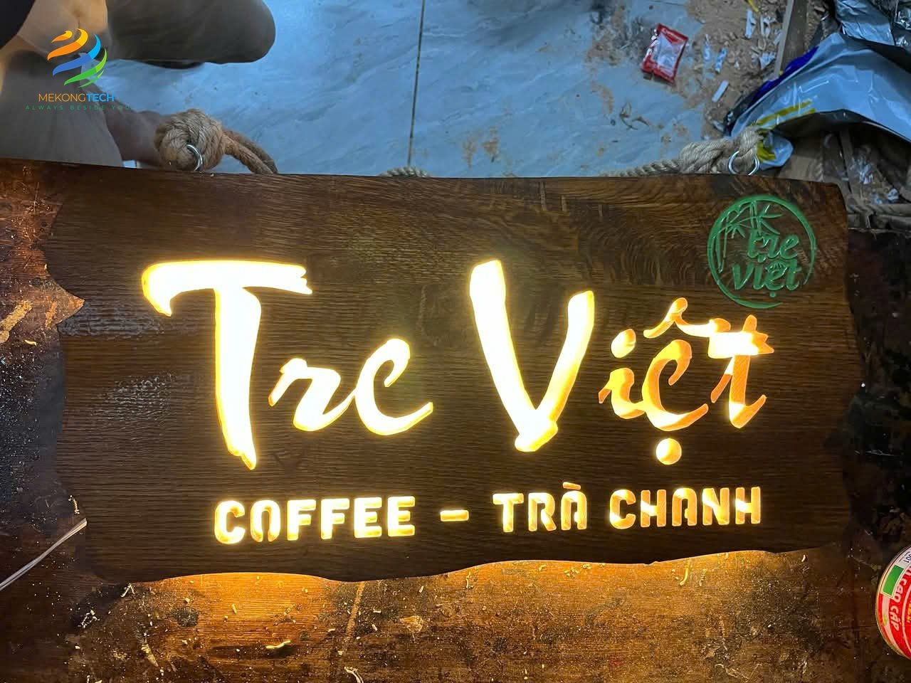 Gia công làm bảng hiệu bằng gỗ gắn led phát sáng